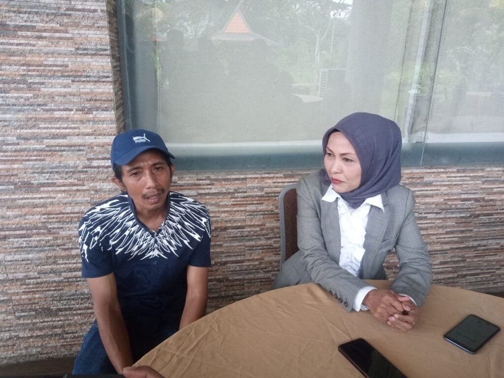 Supriyadi, warga Glagahombo, Kelurahan Ngampin, Kecamatan Ambarawa, Kabupaten Semarang, melaporkan seorang pengacara berinisial LES ke Polda Jawa Tengah atas dugaan pemerasan dalam kasus hukum yang menimpa istrinya, LW. Laporan ini diajukan di Polda Jawa Tengah, dengan pendampingan kuasa hukumnya, Anisah.