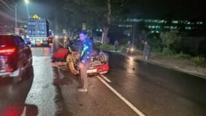 Sebuah mobil Toyota Corolla mengalami kecelakaan tunggal di Jalan Soekarno-Hatta, depan Damatex, Kecamatan Argomulyo, Kota Salatiga, Jawa Tengah, pada Senin malam (25/2/2025). Kecelakaan yang menimpa mobil bernomor polisi B 1013 NBG ini dikemudikan oleh Andri Kristanto, warga Gedongan, Kecamatan Tingkir, Kota Salatiga.