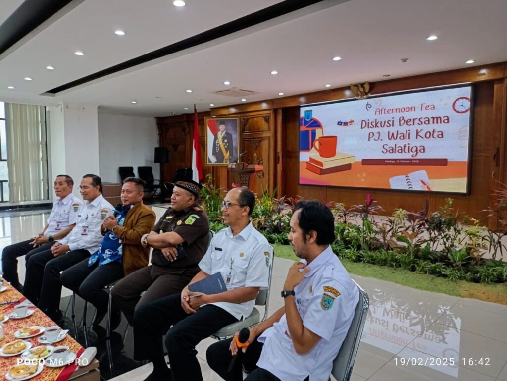 Penjabat (PJ) Wali Kota Salatiga, Yasip Khasani, berpamitan dengan masyarakat dalam acara di Hall Kaloka, Gedung Setda Kota Salatiga, pada Rabu (19/2/2025) sore. Dalam kesempatan ini, Yasip menyampaikan berbagai capaian dan persoalan yang masih dihadapi selama kepemimpinannya.