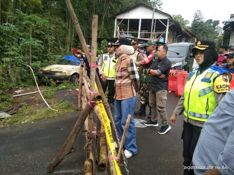 Dua hari setelah dilantik sebagai Wakil Walikota Salatiga, Nina Agustin mengunjungi lokasi jembatan ambrol di Kampung Winong RT 01/RW 01, Kelurahan Kecandran, Kecamatan Sidomukti, Kota Salatiga, pada Sabtu (20/2/2025) siang.