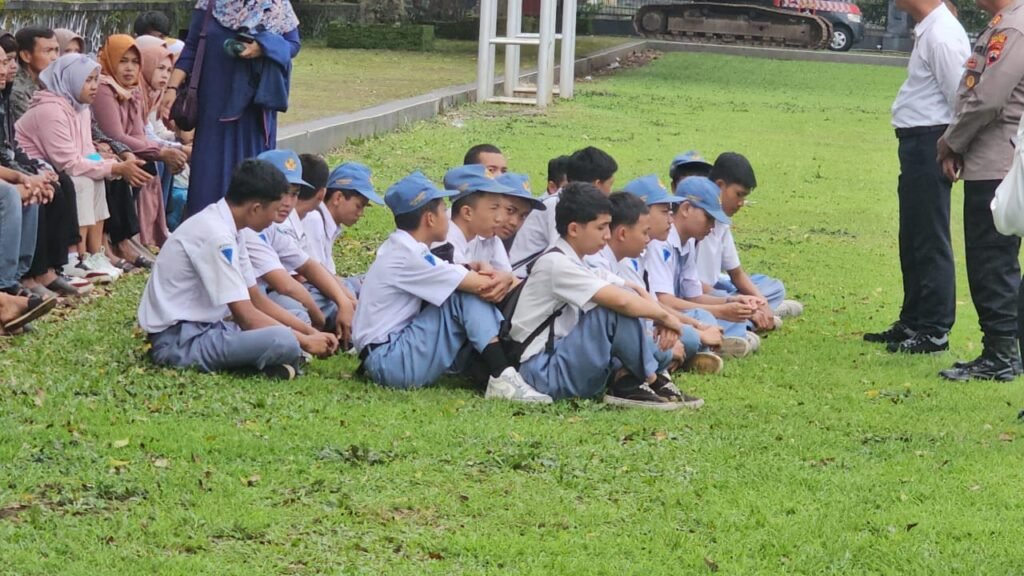 Puluhan pelajar SMK di Salatiga diamankan oleh Polres Salatiga setelah terlibat aksi tawuran yang terekam CCTV pada Jumat (7/2/2025) pukul 14.30 WIB. Sebanyak 23 siswa yang diduga terlibat diperiksa dan diberikan pembinaan di Mapolres Salatiga, dengan menghadirkan orang tua serta pihak sekolah untuk memberikan efek jera.