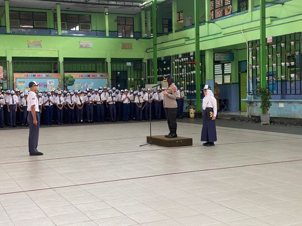 Ada suasana berbeda dalam pelaksanaan Upacara Bendera di SMP 9 Salatiga pada Senin (3/2/2025), di mana Kapolres Salatiga AKBP Aryuni Novitasari, M.Psi, M.Si, Psi bertindak sebagai Pembina Upacara. Upacara berlangsung lebih khidmat dengan antusiasme tinggi dari para siswa.