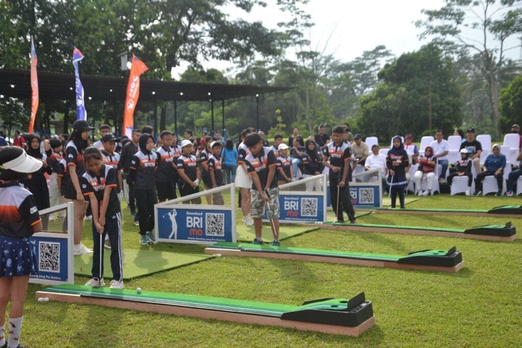 Pemerintah Kota (Pemkot) Salatiga menggelar kompetisi golf bertajuk Swing for the Kids di Merbabu Golf Driving, Desa Karangduren, Kecamatan Tengaran, Kabupaten Semarang, pada Sabtu (1/2/2025), untuk mengubah persepsi bahwa golf adalah olahraga eksklusif dan mahal. Penjabat Wali Kota Salatiga, Yasip Khasani, menjelaskan bahwa tujuan kompetisi ini adalah memperkenalkan golf kepada generasi muda, khususnya anak-anak, dengan menyediakan fasilitas seperti stik golf sehingga peserta hanya perlu membayar bola.