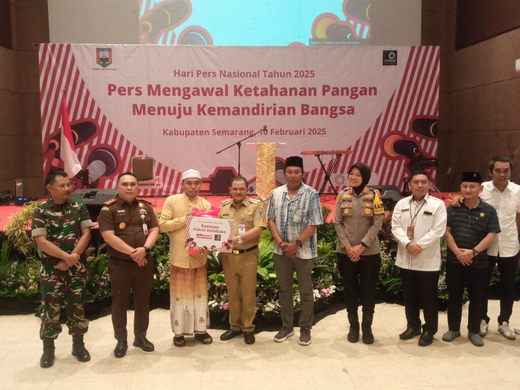 Bupati Semarang Ngesti Nugraha mengapresiasi peran media dalam menjaga kondusifitas wilayah Kabupaten Semarang, yang disampaikannya dalam acara tasyakuran Hari Pers Nasional (HPN) 2025 yang diselenggarakan oleh Forum Komunikasi Wartawan Kabupaten Semarang (FKWKS) di The Wujil Resort and Conventions, Kecamatan Bergas, Kabupaten Semarang, Senin (10/2/2025). Ia berterima kasih atas kerja sama insan media dengan Pemkab Semarang, yang turut berkontribusi dalam menjaga stabilitas daerah.