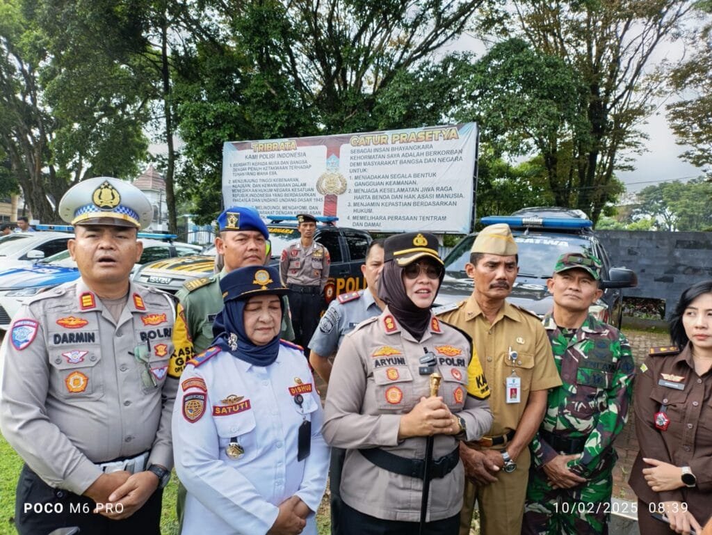 Polda Jateng menggelar Operasi Keselamatan Candi 2025 untuk meningkatkan kepatuhan pengguna jalan dan menciptakan situasi keamanan yang kondusif menjelang bulan Ramadhan 1446 H. Kapolres Salatiga, AKBP Aryuni Novitasari, dalam apel gelar pasukan di Lapangan Bhayangkara Polres Salatiga pada Senin (10/02/2025), berharap operasi ini dapat menurunkan angka kecelakaan lalu lintas.