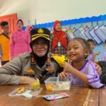 Polres Salatiga Polda Jateng mengadakan program Makan Bergizi Gratis (MBG) dengan membagikan 1.000 paket makanan kepada pelajar di enam SD serta santri di Kota Salatiga. Kapolres Salatiga, AKBP Aryuni Novitasari, bersama jajaran Pejabat Utama Polres Salatiga, membagikan makanan tersebut di SDN Dukuh 2, SDN Kutowinangun 08, SDN Kecandran 1, SDN Randuacie 3, SDN Pulutan 2, SDN Noborejo 2, serta Ponpes Al Hasan Banyuputih Sidorejo pada Jumat, 21 Februari 2025.