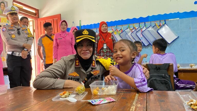 Polres Salatiga Polda Jateng mengadakan program Makan Bergizi Gratis (MBG) dengan membagikan 1.000 paket makanan kepada pelajar di enam SD serta santri di Kota Salatiga. Kapolres Salatiga, AKBP Aryuni Novitasari, bersama jajaran Pejabat Utama Polres Salatiga, membagikan makanan tersebut di SDN Dukuh 2, SDN Kutowinangun 08, SDN Kecandran 1, SDN Randuacie 3, SDN Pulutan 2, SDN Noborejo 2, serta Ponpes Al Hasan Banyuputih Sidorejo pada Jumat, 21 Februari 2025.