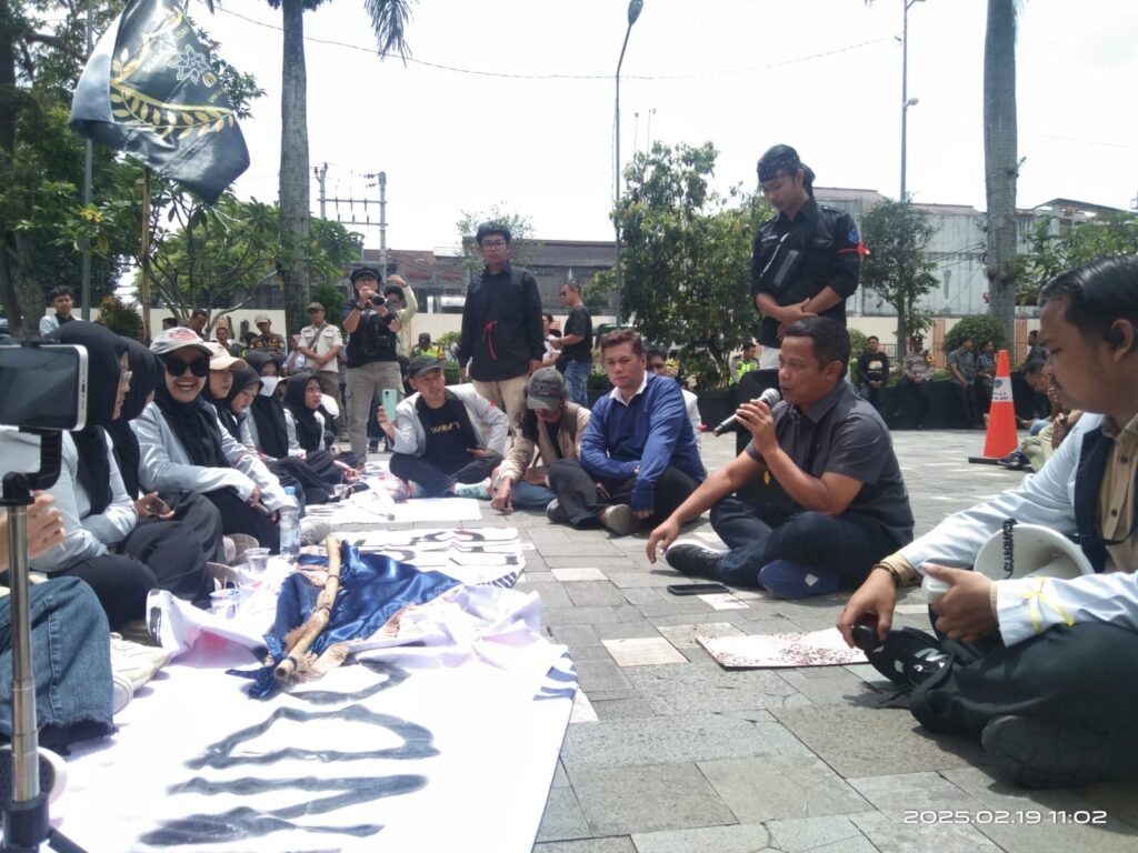 Ratusan mahasiswa Universitas Islam Negeri (UIN) Salatiga menggelar aksi demonstrasi di halaman Kantor DPRD Kota Salatiga pada Rabu (19/2/2025) untuk menyuarakan tuntutan terkait evaluasi program makan bergizi gratis, penolakan izin tambang bagi universitas, serta penolakan terhadap pemangkasan anggaran pendidikan.
