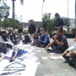 Ratusan mahasiswa Universitas Islam Negeri (UIN) Salatiga menggelar aksi demonstrasi di halaman Kantor DPRD Kota Salatiga pada Rabu (19/2/2025) untuk menyuarakan tuntutan terkait evaluasi program makan bergizi gratis, penolakan izin tambang bagi universitas, serta penolakan terhadap pemangkasan anggaran pendidikan.
