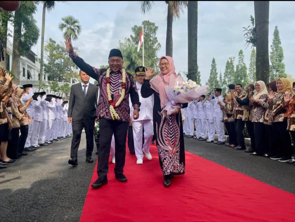 Suasana haru mewarnai halaman Kantor Pemkot Salatiga pada Jumat (21/2/2025) pagi saat seluruh ASN dan pegawai Pemkot Salatiga melepas PJ Wali Kota Yasip Khasani yang telah menyelesaikan masa tugasnya. Acara ini sekaligus menjadi momen bagi Wali Kota baru, Robby Hernawan, dan Wakil Wali Kota, Nina Agustin, untuk memasuki kantor sebagai pemimpin baru hasil Pilkada Serentak 2024.