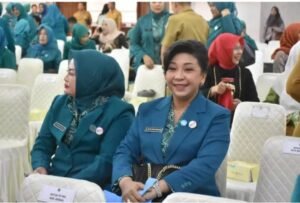 Retno Margiastuti, istri dari dr. Robby Hernawan SpOG yang baru saja dilantik sebagai Wali Kota Salatiga, dilantik sebagai Ketua Tim Penggerak PKK oleh Ketua Tim Pembina Posyandu Provinsi Jawa Tengah, Nawal Arafah Yasin, di Gradika Bhakti Praja, Pemprov Jateng, pada hari Senin, 24 Februari 2025