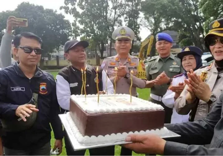 Peringatan Hari Pers Nasional (HPN) 2025 di Polres Salatiga dimeriahkan dengan kejutan dari Kapolres Salatiga, AKBP Aryuni Novitasari, yang memberikan kue ulang tahun kepada awak media pada Senin (10/2/2025). Acara ini berlangsung di lingkungan Polres Salatiga dan turut dihadiri Plh Kasi Humas Ipda Sutopo serta Pejabat Utama (PJU).