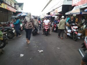 Sehari menjelang bulan suci Ramadhan, Pasar Induk Salatiga dipadati warga yang berbelanja kebutuhan pokok guna memastikan stok bahan pangan tercukupi selama puasa. Warga, seperti Suciati (56) dari Tingkir, datang sejak pagi dan bersyukur karena harga-harga masih stabil.