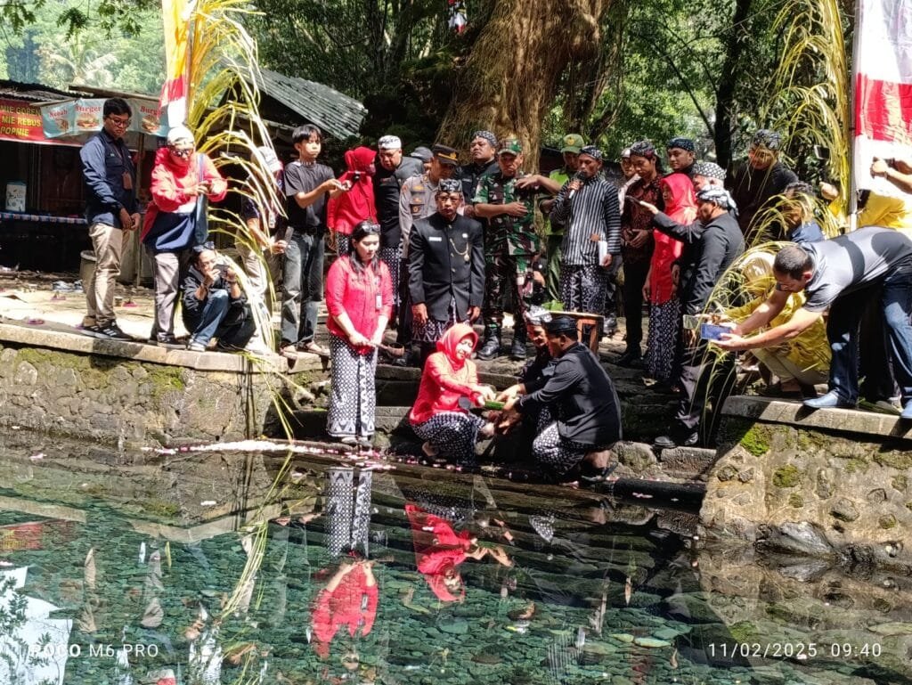 Menjelang hari jadi ke-504 Kabupaten Semarang, ratusan desa menggelar tradisi Susuk Wangan, yaitu pengambilan air dari mata air untuk digunakan dalam jamasan pusaka Kabupaten Semarang. Salah satu prosesi berlangsung di Sumber Mata Air Senjoyo, Desa Tegalwaton, Kecamatan Tengaran, Kabupaten Semarang, pada Selasa (11/2/2025).