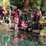 Menjelang hari jadi ke-504 Kabupaten Semarang, ratusan desa menggelar tradisi Susuk Wangan, yaitu pengambilan air dari mata air untuk digunakan dalam jamasan pusaka Kabupaten Semarang. Salah satu prosesi berlangsung di Sumber Mata Air Senjoyo, Desa Tegalwaton, Kecamatan Tengaran, Kabupaten Semarang, pada Selasa (11/2/2025).