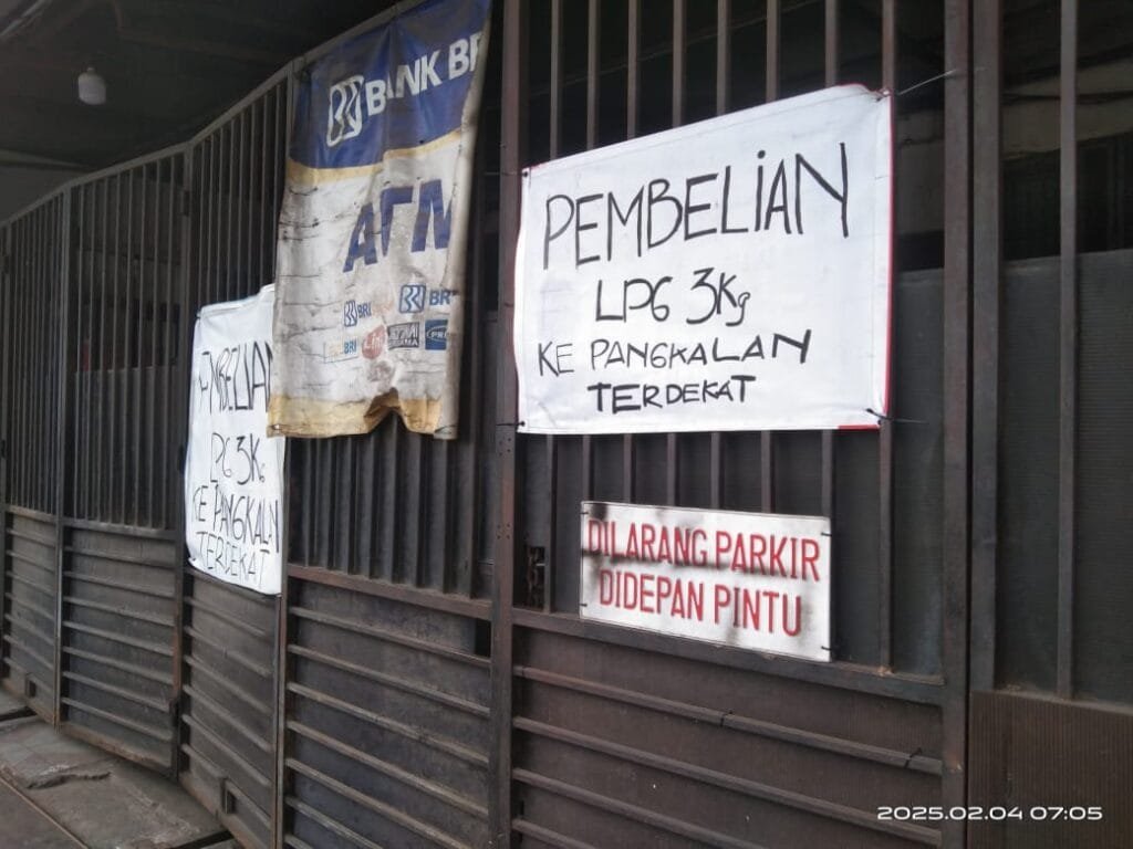 Kepala Dinas Perdagangan Kota Salatiga, Kusumo Aji, mengimbau warga untuk membeli LPG 3 Kg langsung di pangkalan resmi dengan harga eceran tertinggi (HET) Rp18.000 per tabung, menanggapi keluhan masyarakat tentang kesulitan mendapatkan LPG serta kenaikan harga di pengecer, pada Selasa (4/2/2025).