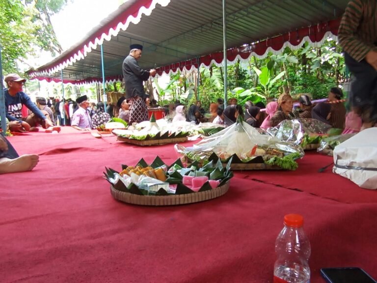 Ribuan warga Tegalrejo, Kecamatan Argomulyo, Kota Salatiga, memadati areal Makam Shuufi pada Jumat (14/2/2025) untuk melaksanakan tradisi Sadranan, yaitu mengirim doa bagi leluhur, orang tua, dan kerabat yang telah meninggal dunia.