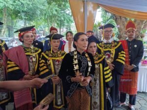 Universitas Kristen Satya Wacana (UKSW) mengukuhkan lima akademisi sebagai Guru Besar dalam Rapat Senat Terbuka yang berlangsung di Balairung UKSW pada Kamis (27/02/2025). Pengukuhan ini dipimpin oleh Rektor UKSW, Prof. Intiyas Utami, yang menegaskan komitmen universitas dalam membangun ekosistem akademik unggul dan berdaya saing global.