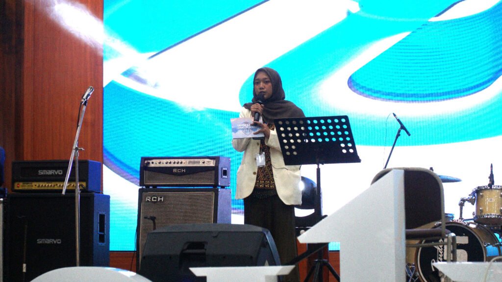 Fakultas Bahasa dan Seni (FBS) Universitas Kristen Satya Wacana (UKSW) kembali menggelar English and Music Competition Days (EMCD) 2025, ajang tahunan yang diikuti oleh 150 peserta dari berbagai sekolah tingkat SMP dan SMA. Kompetisi ini berlangsung di Balairung Universitas UKSW dan beberapa lokasi lainnya pada Jumat, 21 Februari 2025.