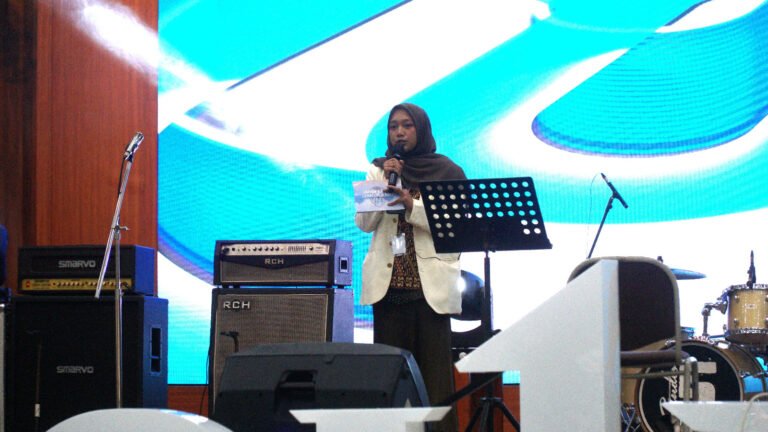 Fakultas Bahasa dan Seni (FBS) Universitas Kristen Satya Wacana (UKSW) kembali menggelar English and Music Competition Days (EMCD) 2025, ajang tahunan yang diikuti oleh 150 peserta dari berbagai sekolah tingkat SMP dan SMA. Kompetisi ini berlangsung di Balairung Universitas UKSW dan beberapa lokasi lainnya pada Jumat, 21 Februari 2025.