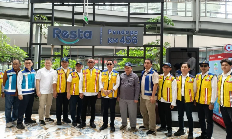 Staf Ahli Menteri Pekerjaan Umum Bidang Hubungan Antar Lembaga, Triyono Junoasmono, bersama rombongan mengunjungi Rest Area Pendopo KM 456, Salatiga, pada Kamis, 6 Februari 2025, dalam rangka pemantauan kesiapan jalur Lebaran 2025 di wilayah Semarang-Solo-Jogja.