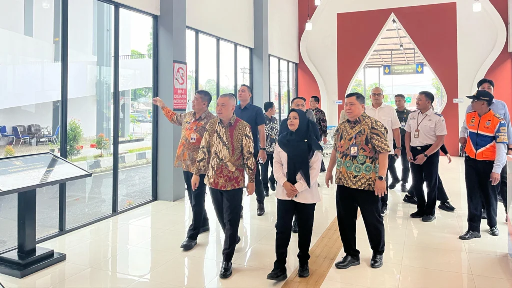 Menteri Perhubungan Dudy Purwagandhi melakukan kunjungan kerja ke Terminal Tipe A Tingkir, Salatiga, pada Kamis (6/3/2025) untuk memantau kesiapan angkutan Lebaran 2025. Dalam kunjungan ini, ia menyoroti lima aspek utama, termasuk kesiapan petugas posko, kelayakan sarana terminal, pemantauan harga tiket, serta interaksi dengan calon penumpang guna memastikan kelancaran dan kenyamanan perjalanan mudik.