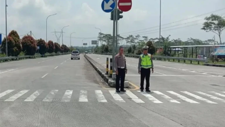 Kawasan exit tol Tingkir, Salatiga, dipetakan sebagai titik rawan kemacetan saat arus mudik Lebaran 2025, sehingga Satlantas Polres Salatiga menyiapkan skema penanganan khusus. Kasatlantas Polres Salatiga, AKP Darmin, menyampaikan bahwa penerapan skema one way dari exit tol ke Tingkir akan diberlakukan jika volume kendaraan tinggi, dengan pengalihan arus melalui Jalan Lingkar Selatan (JLS) dan rute alternatif ke Suruh, Kabupaten Semarang.