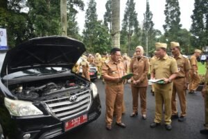 Wali Kota Salatiga, dr. Robby Hernawan SpOg, memimpin Apel Bersama ASN untuk pertama kalinya di halaman Pemkot Salatiga, didampingi Wawali Nina Agustin dan Sekda Wuri Pujiastuti, pada Senin pagi, 3 Maret 2025. Dalam apel tersebut, Robby mengingatkan pentingnya menghindari pemborosan daerah, menjalankan program Asta Cita Presiden Prabowo, serta mencegah korupsi.