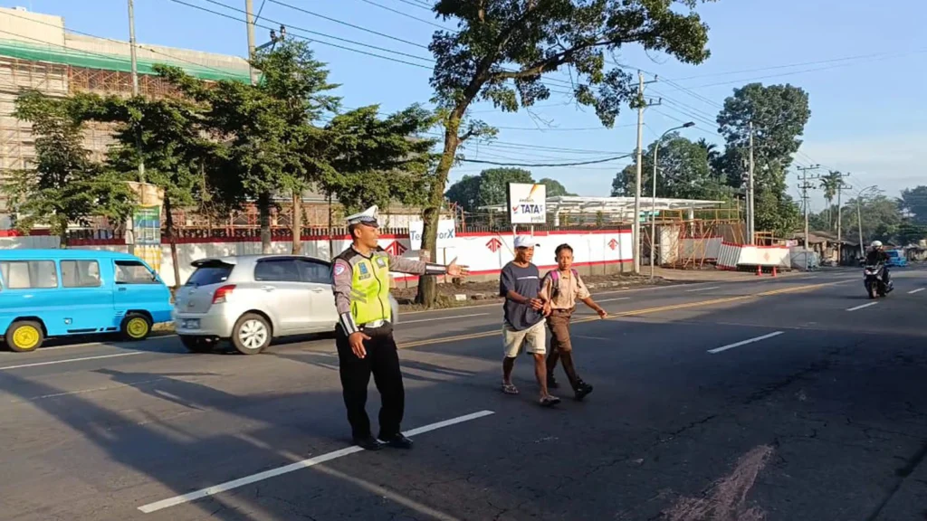 Sudah seminggu terakhir, anggota kepolisian dari Satlantas Polres Semarang unit laka lantas zona Tengaran hadir di depan SDN Bener 01, Kecamatan Tengaran, Kabupaten Semarang, untuk membantu menyeberangkan siswa dan warga yang melintas di jalan raya Semarang–Solo KM 04. Kehadiran polisi ini disambut baik oleh para siswa, termasuk Adiyan Muzaki, siswa kelas 6, serta guru senior, Sumadi, yang merasa terbantu dalam menjaga keselamatan siswa saat berangkat ke sekolah.