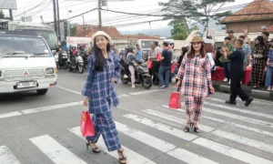 Jalur penyeberangan Jalan Diponegoro Ungaran, Kabupaten Semarang, disulap menjadi catwalk unik bagi para model di bawah naungan Exist Modelling, yang memperagakan busana casual bermotif kotak-kotak sambil membagikan takjil. Kegiatan yang berlangsung pada Senin (3/3/2025) sore ini menarik perhatian masyarakat dan pengendara yang melintas di jalur utama Semarang-Solo.