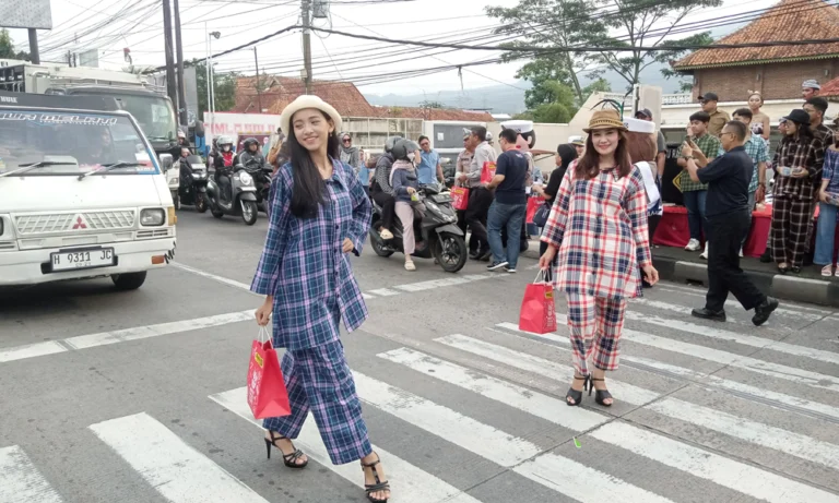 Jalur penyeberangan Jalan Diponegoro Ungaran, Kabupaten Semarang, disulap menjadi catwalk unik bagi para model di bawah naungan Exist Modelling, yang memperagakan busana casual bermotif kotak-kotak sambil membagikan takjil. Kegiatan yang berlangsung pada Senin (3/3/2025) sore ini menarik perhatian masyarakat dan pengendara yang melintas di jalur utama Semarang-Solo.