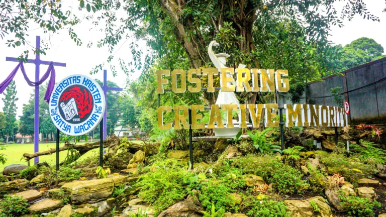 Kuliah di Kota Salatiga menjadi pilihan menarik bagi calon mahasiswa karena tidak hanya menawarkan jurusan yang tepat, tetapi juga lingkungan kota yang nyaman dan bersahabat. Artikel ini ditulis oleh tim Rasika (rief/ADV) untuk memberikan informasi kepada calon mahasiswa. Lokasinya berada di Kota Salatiga, sebuah kota kecil yang terletak di kaki Gunung Merbabu, Jawa Tengah. Artikel ini berlaku untuk pertimbangan masa studi ke depan, terutama bagi mereka yang sedang mencari tempat kuliah. Kota ini dinilai ideal karena memiliki tingkat toleransi tertinggi se-Indonesia, udara yang sejuk, biaya hidup yang terjangkau, banyak tempat nongkrong, dan kampus multikultural seperti UKSW.
