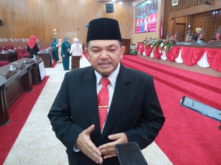 Bupati Semarang, Ngesti Nugraha, mengungkapkan hasil positif dari retreat yang dilakukan pemerintah daerah untuk menyinkronkan program pemerintah pusat, visi misi Presiden RI, Gubernur Jawa Tengah, serta Pemkab Semarang. Dalam acara yang digelar beberapa waktu lalu di ruang rapat DPRD Kabupaten Semarang pada 3 Maret 2025 tersebut, sinkronisasi dilakukan agar arah pembangunan daerah selaras dengan kebijakan nasional.