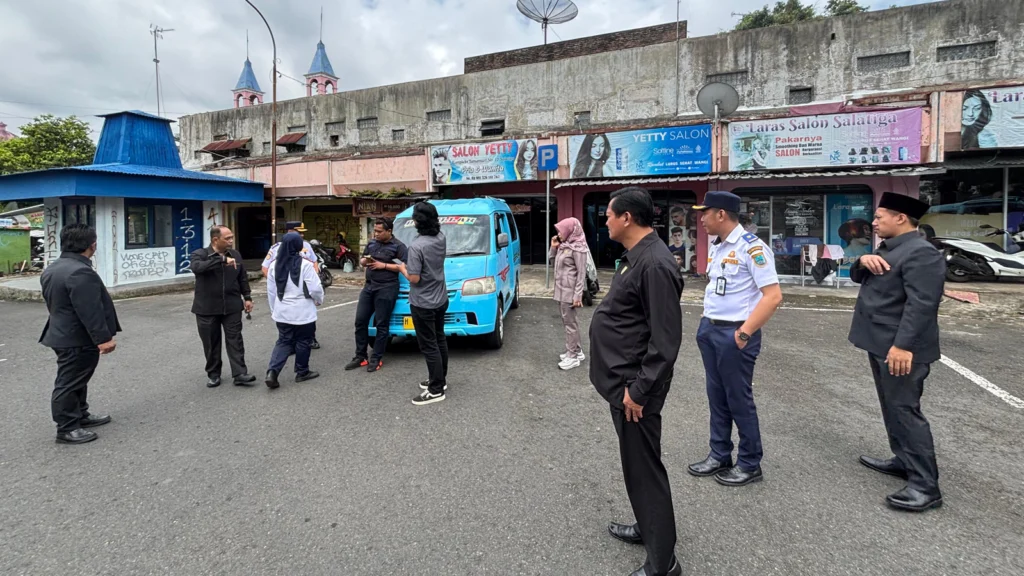 Komisi B DPRD Kota Salatiga mengunjungi Terminal Angkot Tamansari untuk meninjau kondisinya yang dinilai sudah tidak layak. Rombongan yang dipimpin oleh Ketua Komisi B Bagas Aryanto bersama anggota komisi, didampingi oleh Kepala Dishub Kota Salatiga Sri Satuti dan Kepala Dinas Perdagangan Kusumo Aji, melakukan kunjungan ini di Salatiga pada 11 Maret 2025.