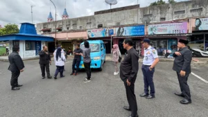 Komisi B DPRD Kota Salatiga mengunjungi Terminal Angkot Tamansari untuk meninjau kondisinya yang dinilai sudah tidak layak. Rombongan yang dipimpin oleh Ketua Komisi B Bagas Aryanto bersama anggota komisi, didampingi oleh Kepala Dishub Kota Salatiga Sri Satuti dan Kepala Dinas Perdagangan Kusumo Aji, melakukan kunjungan ini di Salatiga pada 11 Maret 2025.