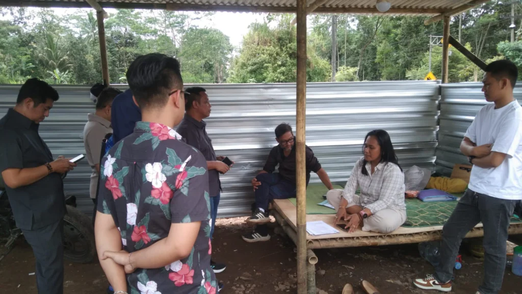 Aktivitas penambangan di Warak, Kota Salatiga, menjadi sorotan setelah diduga tidak sesuai dengan izin yang diberikan. Polemik ini melibatkan Komisi C DPRD Kota Salatiga, yang terdiri dari Heri Subroto, Alexander Joko, Antonius Doohan, Rafael Laksamana, Eko Purnomo, dan Latif Nahari. Mereka melakukan inspeksi mendadak ke lokasi tambang pada Senin (17/3/2025) untuk menindaklanjuti keresahan warga.