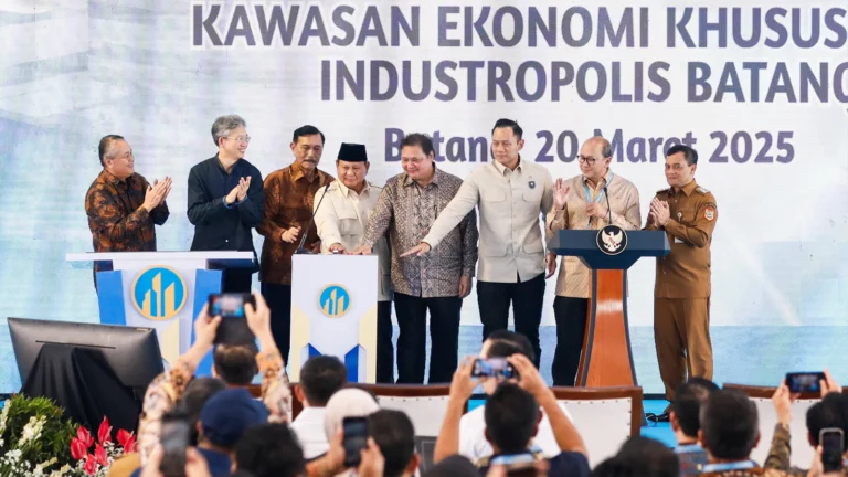 Presiden RI Prabowo Subianto meresmikan Kawasan Ekonomi Khusus (KEK) Industropolis Batang pada Kamis, 20 Maret 2025, dengan didampingi Gubernur Jawa Tengah Ahmad Luthfi. KEK Industropolis Batang, yang berlokasi di Kabupaten Batang dengan luas sekitar 4.300 hektare, menjadi KEK terbesar milik BUMN dan terintegrasi dengan sektor industri manufaktur, logistik, komersial, residensial, serta pariwisata.