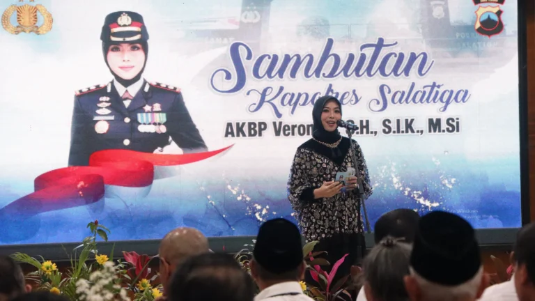 AKBP Veronica resmi menjabat sebagai Kapolres Salatiga menggantikan AKBP Aryuni Novitasari, yang telah memimpin selama 1 tahun 8 bulan 20 hari. Serah terima jabatan berlangsung di Mapolda Jateng dan dipimpin oleh Kapolda Jateng, Irjen Pol Ribut Hari Wibowo, sebelum dilanjutkan dengan acara kenal pamit di Pemkot Salatiga.
