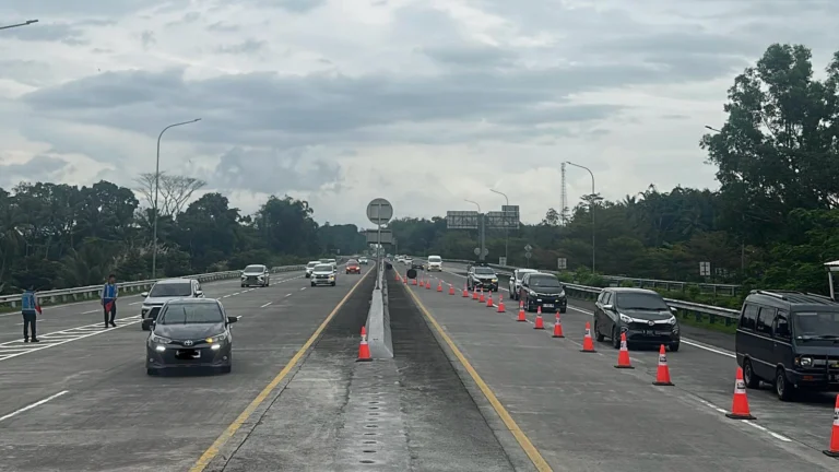 PT Jasamarga Transjawa Tol (JTT) melakukan perubahan titik pemberlakuan oneway lokal di Jalan Tol Semarang-Solo, dari sebelumnya di KM 422-442 menjadi KM 428 Jangli hingga KM 459 Salatiga, pada pukul 14.17 WIB berdasarkan diskresi kepolisian.
