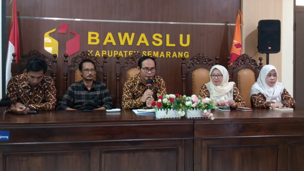 Bawaslu Kabupaten Semarang menggelar konferensi pers terkait hasil pengawasan Pilkada Serentak 2024 di Kabupaten Semarang pada Kamis, 13 Maret 2025, yang secara umum dinilai sukses tanpa adanya Pemungutan Suara Ulang (PSU).