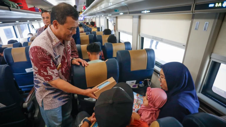 Gubernur Jawa Tengah Ahmad Luthfi melepas 502 peserta mudik gratis dengan kereta api Jaka Tingkir dari Stasiun Pasar Senen, Jakarta, pada Kamis, 27 Maret 2025, menuju Stasiun Solo Balapan. Program ini merupakan sinergi dengan PT KAI yang terus diperbarui setiap tahun demi meningkatkan layanan dan kenyamanan pemudik.