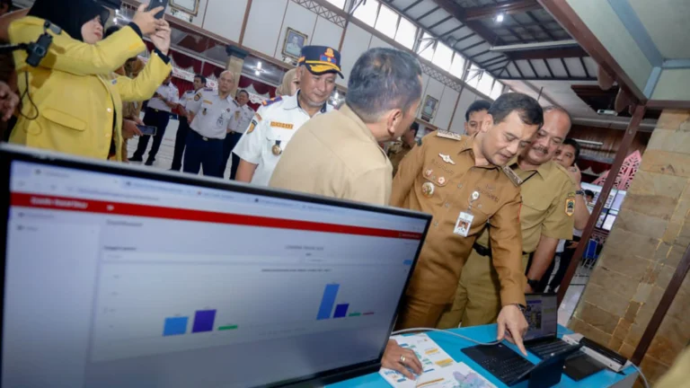 Posko Terpadu Lebaran 2025 didirikan untuk kelancaran arus mudik dan mengatasi masalah sosial. Gubernur Jawa Tengah Ahmad Luthfi menekankan koordinasi antar instansi di posko yang berpusat di Kantor Dinas Perhubungan dan terhubung ke seluruh wilayah. Diresmikan pada 24 Maret 2025, posko ini didukung sembilan koordinator bidang untuk memastikan layanan optimal.