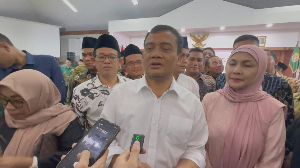 Gubernur Jawa Tengah Ahmad Luthfi menegaskan bahwa potensi desa di wilayahnya dapat menjadi basis pembangunan daerah. Dalam acara “Nongkrong Bareng dan Silaturahmi dengan Gubernur Jawa Tengah” di Pendopo Kabupaten Kendal pada Jumat, 7 Maret 2025 malam, ia menyampaikan pentingnya menggali potensi desa, kecamatan, dan kabupaten agar bisa diintegrasikan ke dalam kebijakan provinsi.