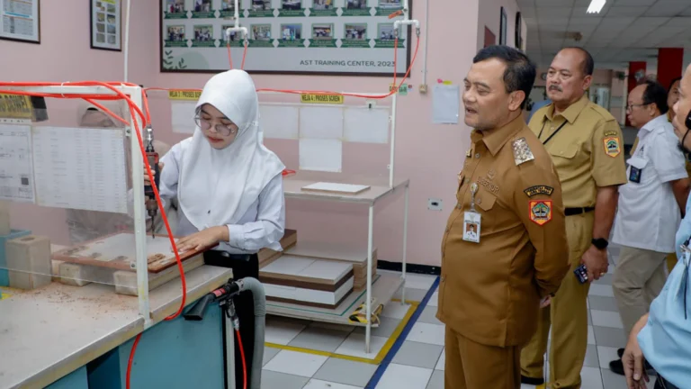Gubernur Jawa Tengah Ahmad Luthfi mengecek pemberian tunjangan hari raya (THR) bagi karyawan di dua perusahaan, PT Apparel One Indonesia dan PT AST Indonesia, di Kawasan Industri Wijaya Kusuma, Kota Semarang. Pengecekan dilakukan pada Senin, 24 Maret 2025, untuk memastikan pembayaran THR sesuai aturan Menteri Ketenagakerjaan yang mewajibkan pencairan sebelum H-7 Lebaran.