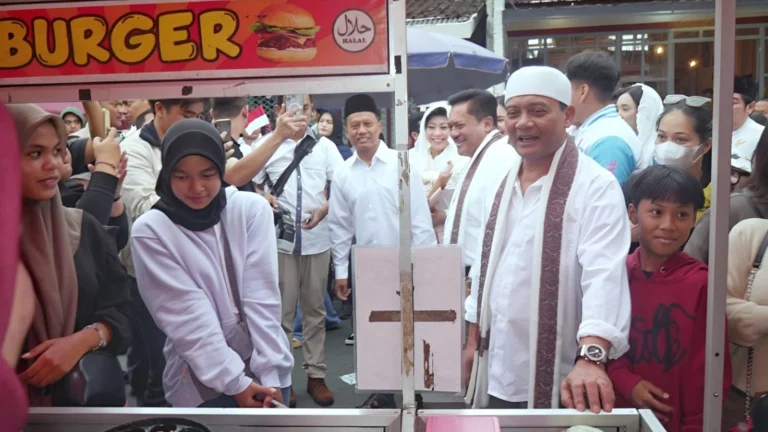 Gubernur Jawa Tengah, Ahmad Luthfi, mendorong penyelenggaraan festival kuliner UMKM di 35 kabupaten/kota sebagai bentuk simbiosis mutualisme antara anak muda dan pelaku UMKM. Festival ini dibuka di Kampung Ramadan Pungkursari, Kota Salatiga, pada Sabtu, 22 Maret 2025, dengan harapan dapat mendongkrak perekonomian daerah serta menarik lebih banyak pembeli melalui hiburan musik dan pertunjukan.