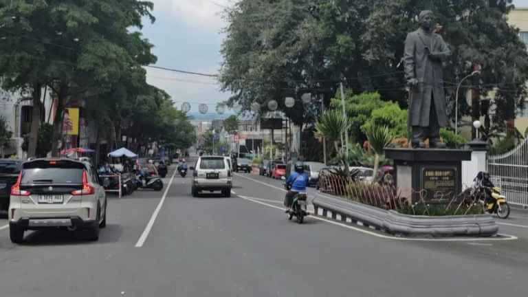 Enam hari menjelang Idul Fitri 2025, arus lalu lintas di Kota Salatiga masih terpantau lancar meskipun kendaraan berpelat luar daerah mulai berdatangan. Yono dan Mulyawan, warga Salatiga, menyebut kepadatan hanya terjadi pada sore hari saat masyarakat berburu takjil.