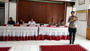 Kapolres Semarang AKBP Ratna Quratul Ainy SIK, MSi., bersama sejumlah perwira Polres Semarang menggelar ajang Jumat Curhat di Balai Desa Bener, Kecamatan Tengaran, Kabupaten Semarang, pada Jumat, 7 Maret 2025. Kegiatan ini bertujuan untuk menampung aspirasi masyarakat dan mencari solusi terhadap berbagai permasalahan di lingkungan mereka.