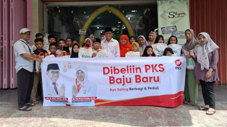 Anggota DPR RI Fraksi PKS, Muh Haris, bersama Anggota DPRD Provinsi Jawa Tengah, Ida Nurul Farida, mengadakan aksi sosial "Dibeliin PKS Baju Baru" bagi anak-anak yatim di Kota Salatiga. Kegiatan ini berlangsung di Toko Shyva, Jalan Jenderal Sudirman, Salatiga, di mana anak-anak yatim diajak berbelanja dan memilih sendiri pakaian baru yang mereka inginkan.