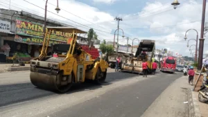 Pemberlakuan sistem satu arah di ruas jalan Jensud Ambarawa sedang dipersiapkan bersamaan dengan proyek pengaspalan sepanjang 360 meter dari depan Laris Baru hingga Laris Lama. Lilik Sugiarto, pelaksana proyek, menyampaikan bahwa saat ini pihaknya fokus pada pekerjaan cold milling, pacing, dan pengecoran saluran, dengan target penyelesaian pada 23 Maret 2025. P