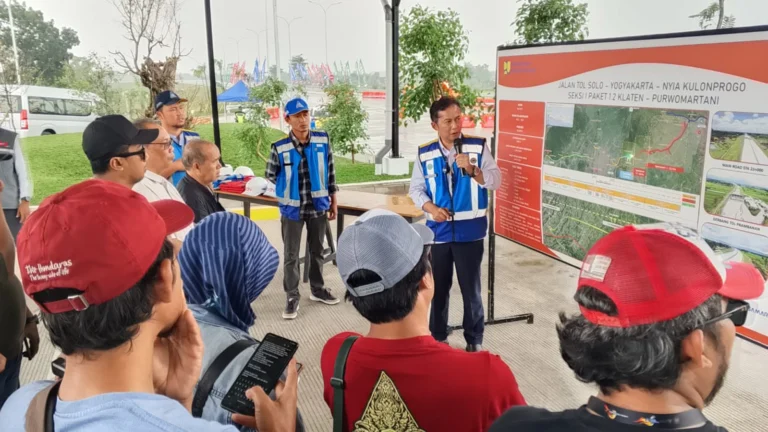 Untuk mengoptimalkan pelayanan arus mudik dan balik Idulfitri 1446H/2025, PT Jasamarga Jogja Solo (JMJ), anak usaha PT Jasa Marga (Persero) Tbk, mulai mengoperasikan jalur fungsional Jalan Tol Solo-Yogyakarta-NYIA Kulonprogo segmen Prambanan-Tamanmartani sepanjang 6,8 km sejak Senin, 24 Maret 2025. Jalur ini dibuka tanpa tarif bagi pemudik dan wisatawan yang ingin melintasi rute Solo-Yogyakarta dengan lebih cepat dan nyaman, sekaligus mengurangi kepadatan di jalan nasional.